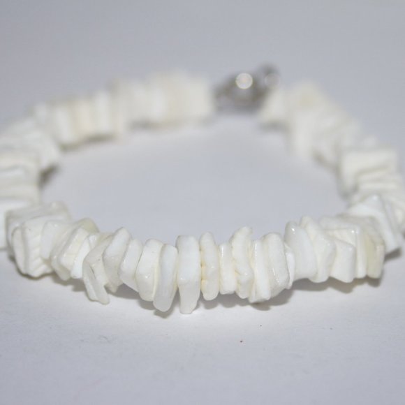 Vintagejelyfish Jewelry - Beautiful white shell beachy bracelet 8"